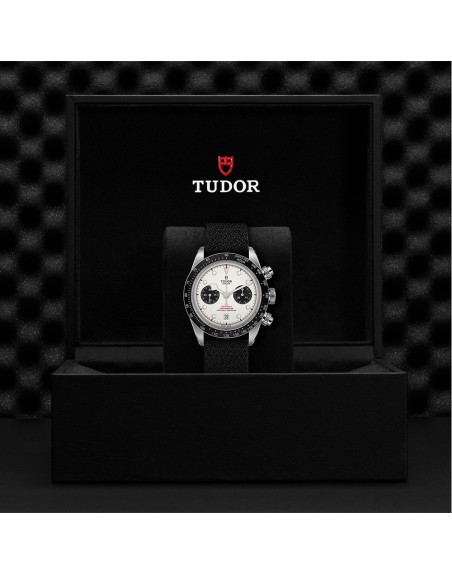 Montre Tudor Black Bay Chrono automatique cadran opalin bracelet en tissu noir 41 mm