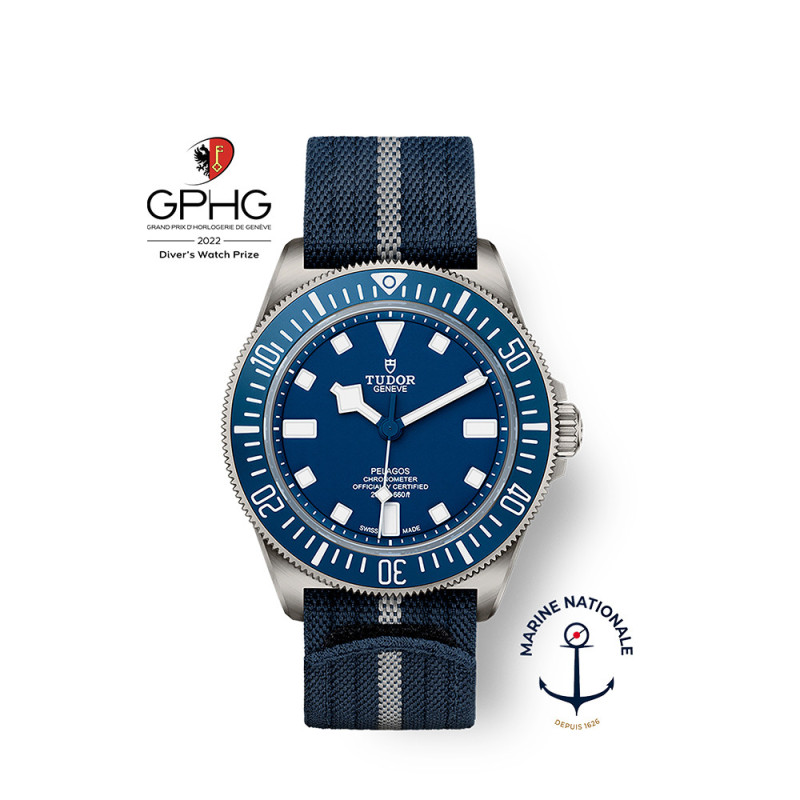 Montre Tudor Pelagos FXD 42 mm automatique cadran bleu marine boîtier en titane bracelet en tissu bleu marine et bande grise