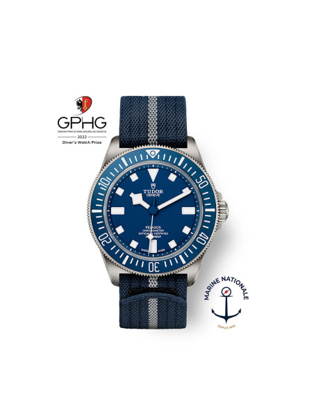 Montre Tudor Pelagos FXD 42 mm automatique cadran bleu marine boîtier en titane bracelet en tissu bleu marine et bande grise