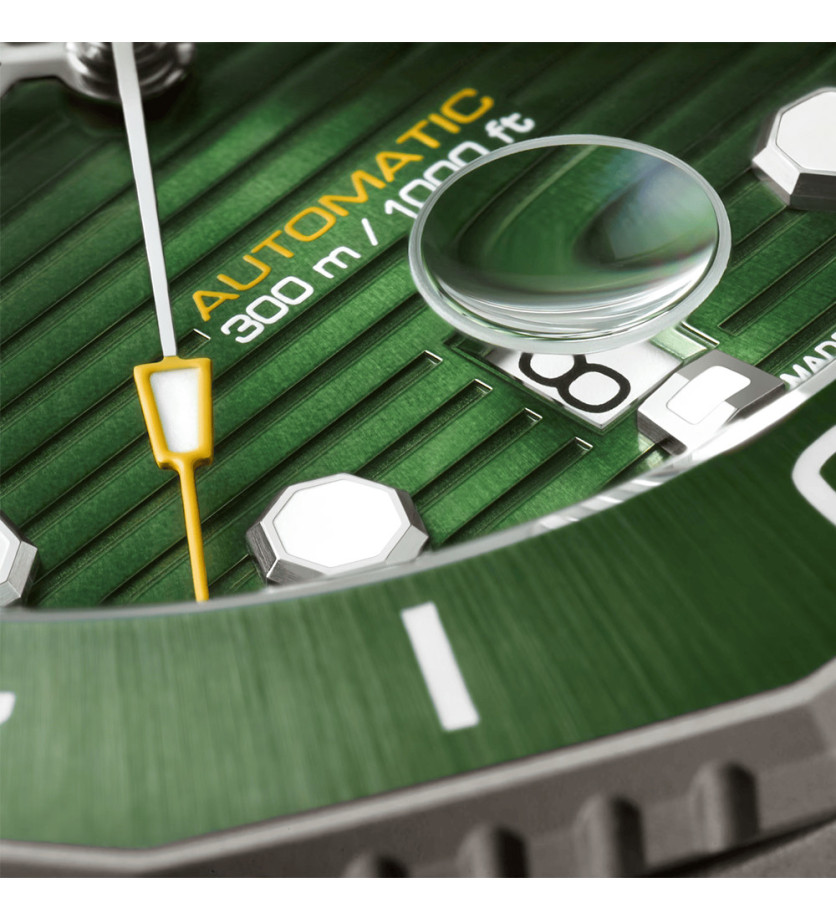 Montre TAG Heuer Aquaracer Professional 300 automatique cadran vert brossé bracelet titane 43 mm