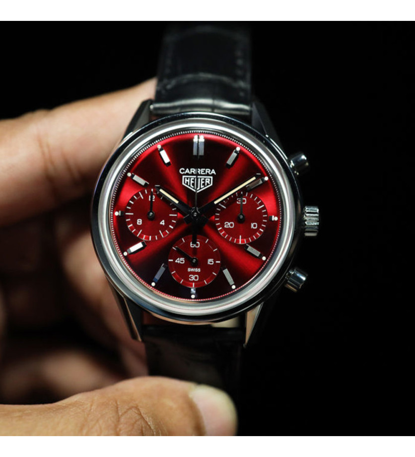Montre TAG Heuer Carrera Chronographe automatique cadran rouge bracelet en cuir noir 39 mm