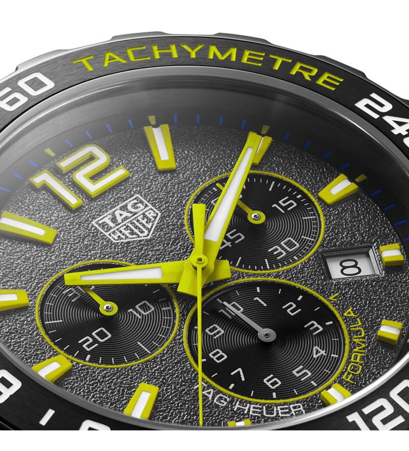 Montre TAG Heuer Formula 1 Chronographe Quartz Cadran gris avec détails jaunes Bracelet en acier finition satinée 43mm