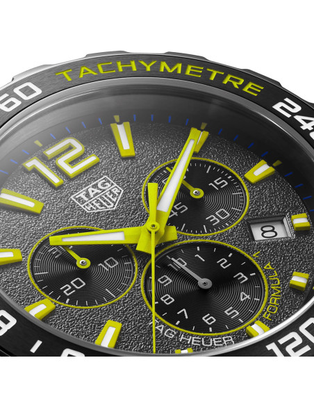 Montre TAG Heuer Formula 1 Chronographe Quartz Cadran gris avec détails jaunes Bracelet en acier finition satinée 43mm