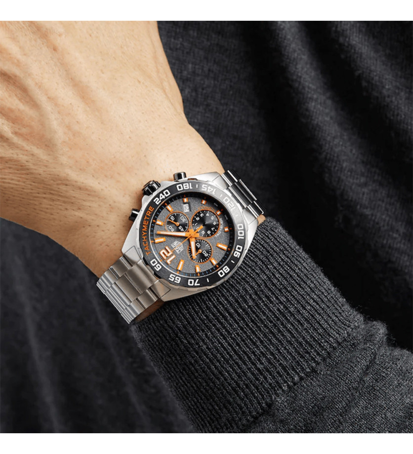 Montre TAG Heuer Formula 1 Chronographe quartz Cadran gris avec détails oranges Bracelet en acier finition satinée 43 mm