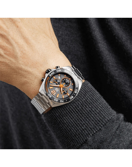 Montre TAG Heuer Formula 1 Chronographe quartz Cadran gris avec détails oranges Bracelet en acier finition satinée 43 mm