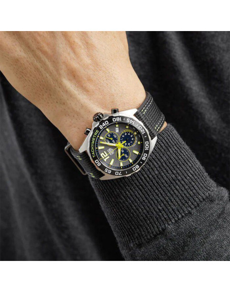 Montre TAG Heuer Formula 1 Chronographe Cadran gris avec détails jaunes Bracelet en nylon noir 43 mm