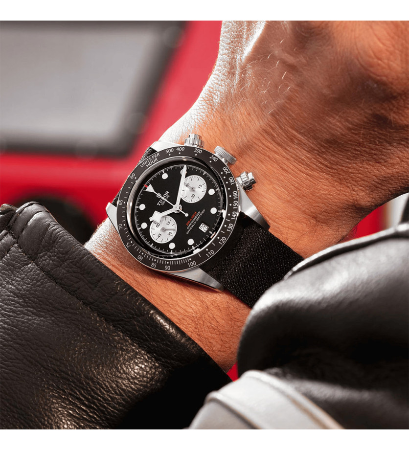 Montre Tudor Black Bay Chrono automatique cadran noir bracelet en tissu noir 41 mm