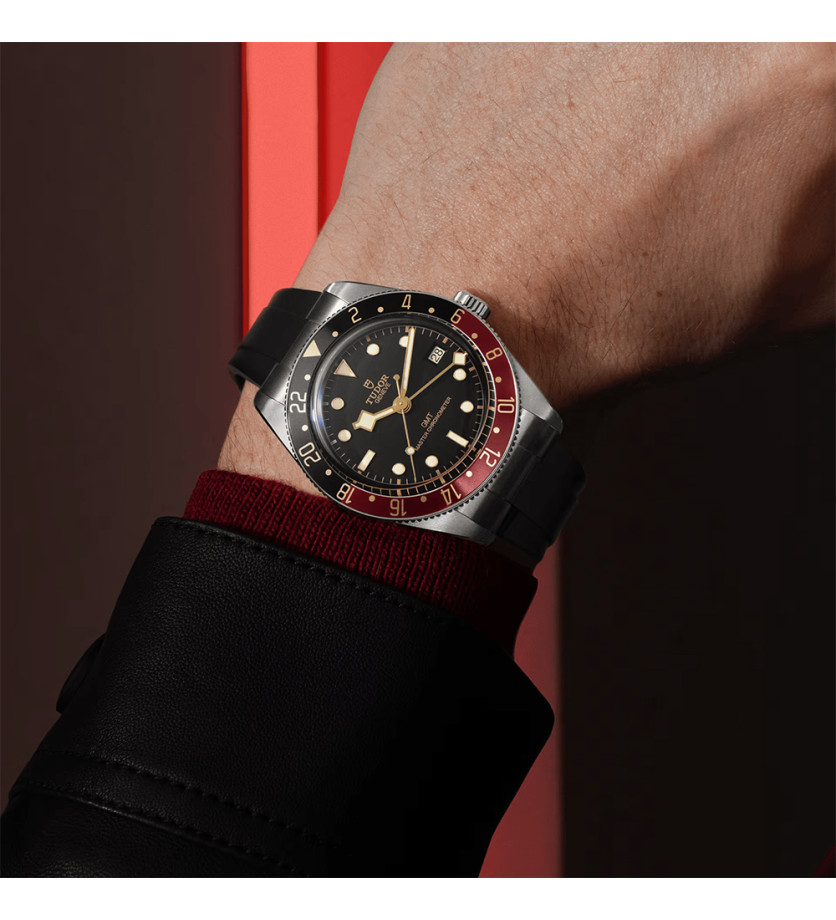 Montre Tudor Black Bay 58 GMT automatique cadran noir bracelet caoutchouc 39 mm